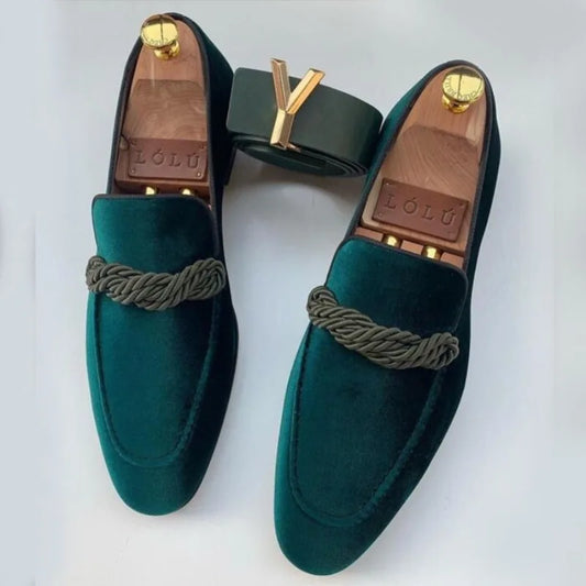 British Style Men Loafers Fashionable Classic Suede Deerskin Casual Dress Brooch Twisted Personality Small Leather Shoes 38-48