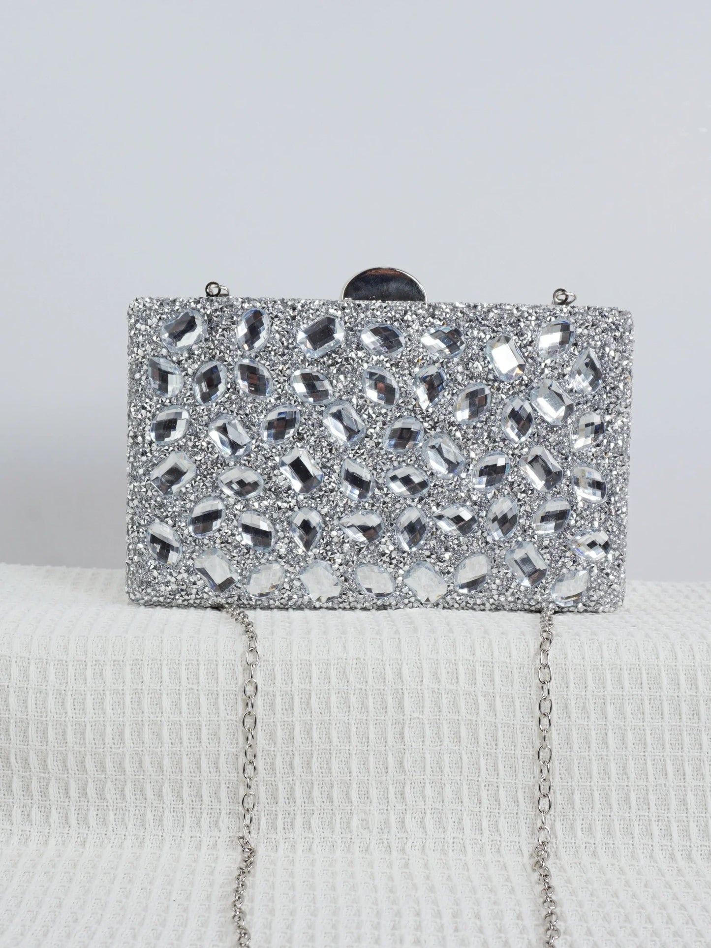 Ladies' high-end sparkling metal box shaped dinner bag, luxurious and fashionable metal strip decoration evening dress bag