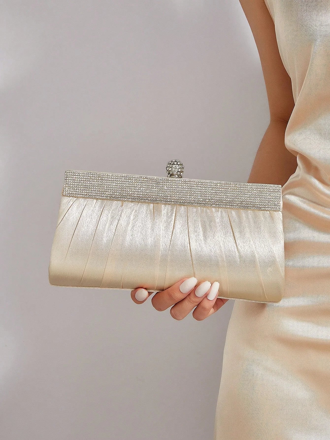 Fashionable, elegant, sparkling rhinestone women's clutch, evening bag, party bag, exquisite and charming ball banquet bag.