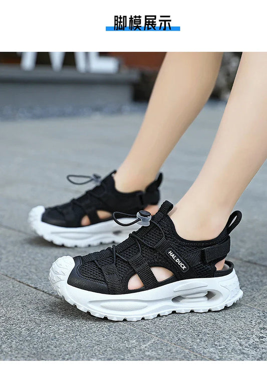 A pair of lightweight, soft, comfortable and casual sandals suitable for children's summer outdoor wear LR-D2508