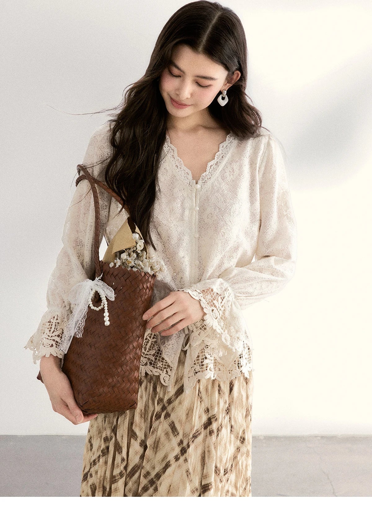 Women's Lace V Neck Long Sleeve Shirts 2026 Spring Drawstring Waist Ruffled Hem Casual Loose Apricot Blouse MXF108X0998