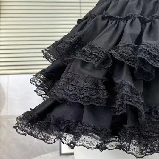 تنورة قصيرة بطبقات كشكش مع حواف دانتيل سوداء للنساء بنمط لوليتا قوطي، مزينة بفيونكة ساتان بخصر مطاطي وقصة على شكل حرف A للفتيات المراهقات 2026