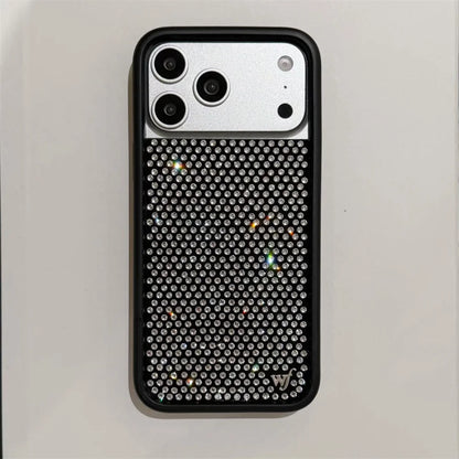 جراب هاتف جديد بتصميم ألماسي من Wildflower مرصع باللؤلؤ لهاتف iPhone 17 Pro Max 16 Plus 17 Air 12 13 14 15 16 غطاء 3D WF بنقاط البولكا الكرتونية