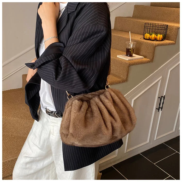 New Womens Shoulder Bag Fluffy Crossbody Bag Vintage Faux Fur Cloud Purse for Autumn Winter Commuting Simplified Storage Bags