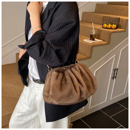 New Womens Shoulder Bag Fluffy Crossbody Bag Vintage Faux Fur Cloud Purse for Autumn Winter Commuting Simplified Storage Bags