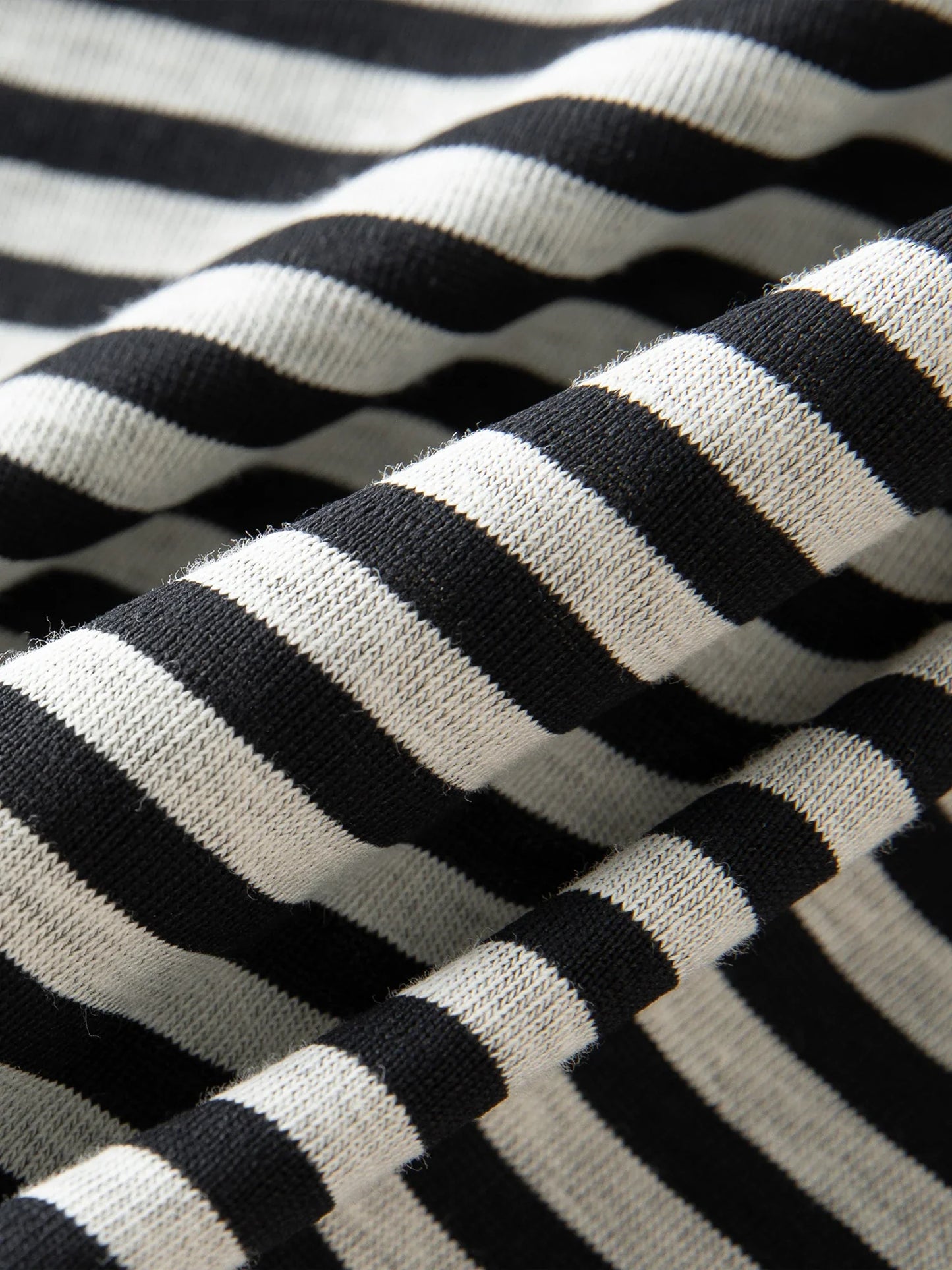 2025 New Fake Two-piece Black White Striped V-neck Retro Long-sleeved T-shirt Women's Autumn 2025 New Chic Tops 25FS13227