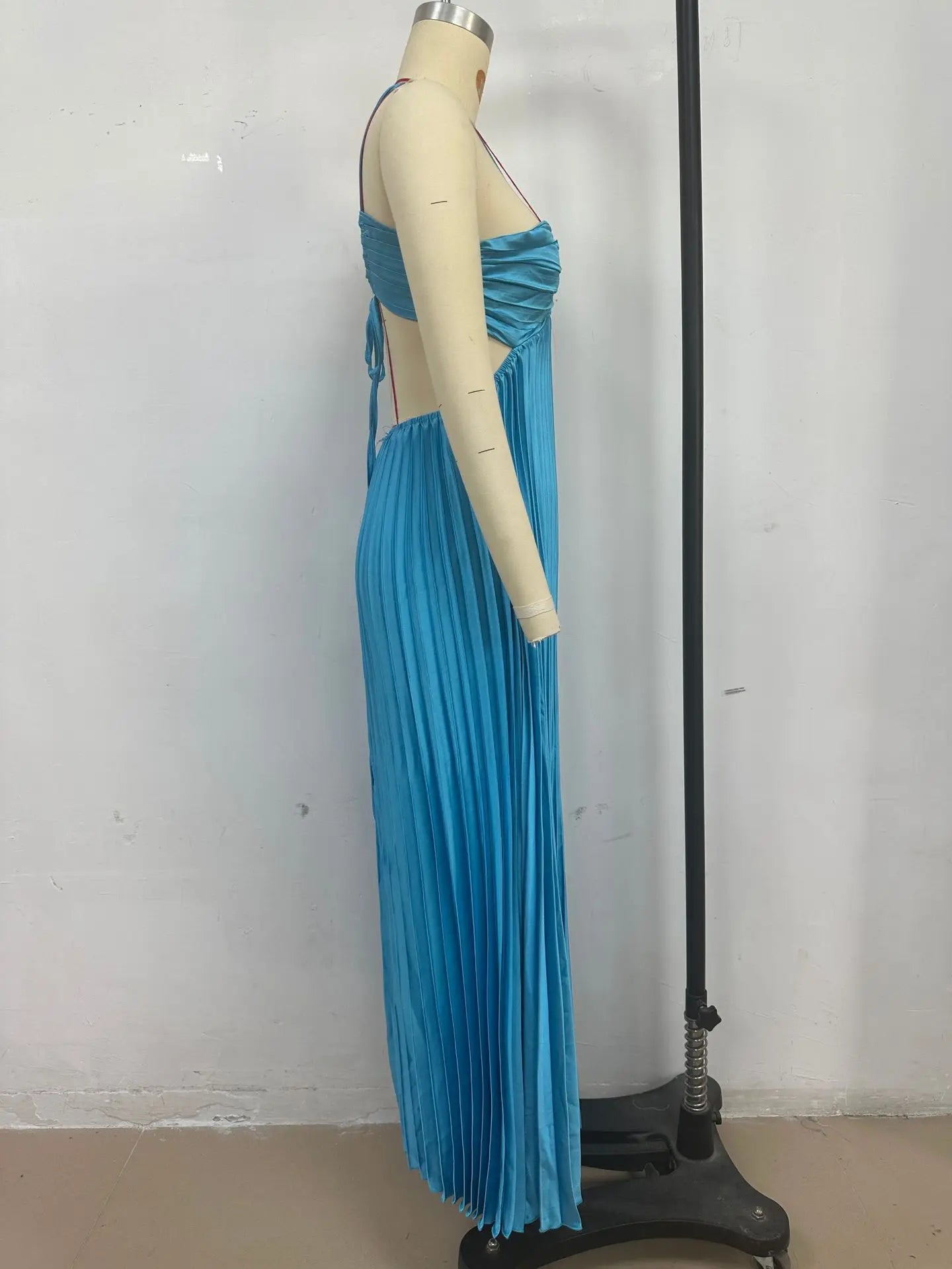2025 New Women's Fashionable and Elegant Summer Camisole Beach Vacation Long Dress Elegant Backless Pleated Long Dress