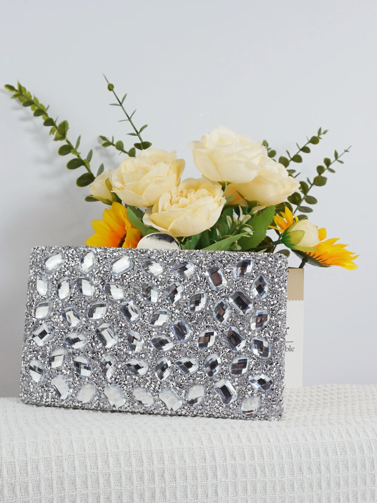 Ladies' high-end sparkling metal box shaped dinner bag, luxurious and fashionable metal strip decoration evening dress bag