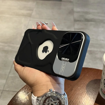 حافظة مغناطيسية بتصميم شعار أنيق لهواتف iPhone 11 12 13 14 15 16 Pro Max Plus، غطاء سيليكون ناعم واقٍ للعدسة قابل للطي مع MagSafe