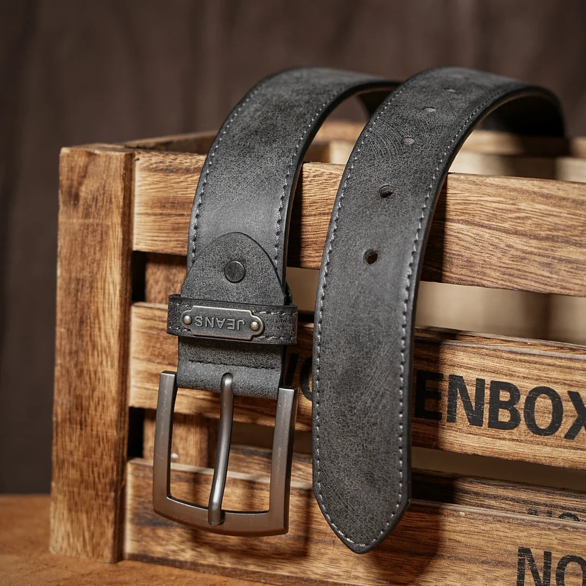 A casual, individual and retro belt, Western-style clothing accessory, metal buckle, PU belt, suitable for both men and women