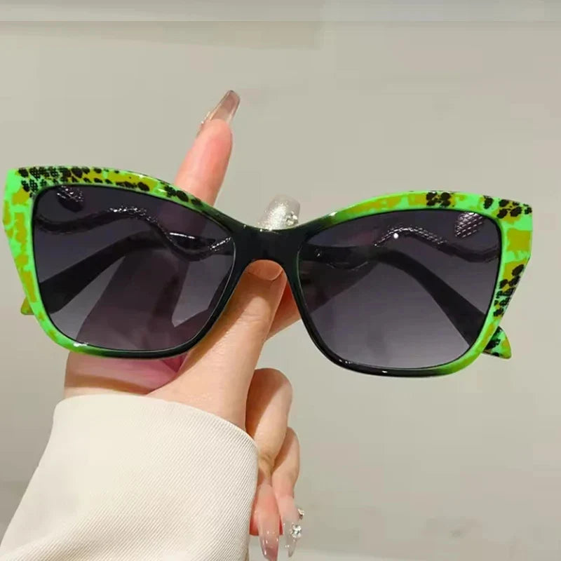 Fashion Large Frame Cat Eye Sunglasses Women Gradient Glasses Punk Color Block Design Sexy Ladies Metal Snake Eyeglasses