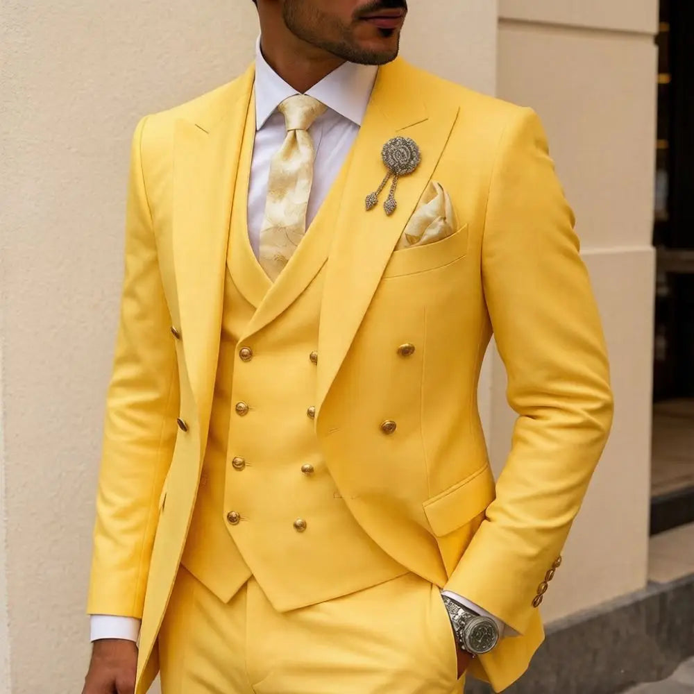Mens White 3 Piece Suits Double Breasted Waistcoat Wedding Tuxedo Shiny Gold Buttons Luxury Formal Groom Prom Party Celebration