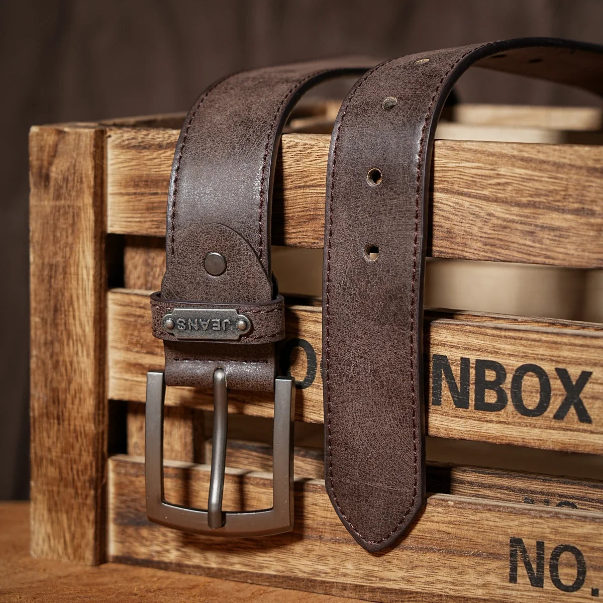 A casual, individual and retro belt, Western-style clothing accessory, metal buckle, PU belt, suitable for both men and women