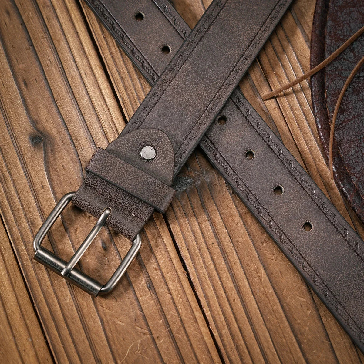 A Men's and Women's Matching Belt with Retro Button Closure, PU Faux Thread Embossed Belt, Casual Style, Versatile.