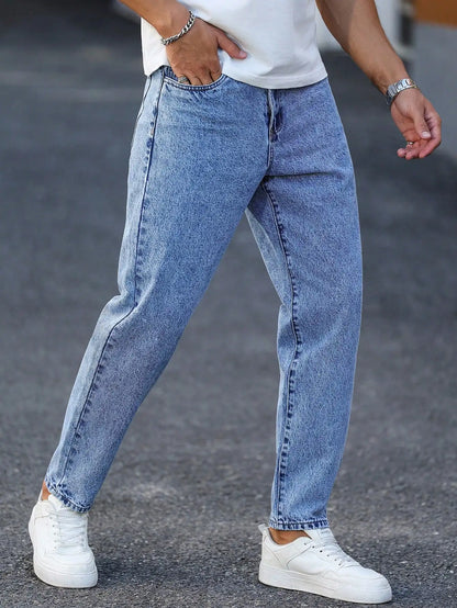 Men's light blue washed denim trousers are simple, casual and fashionable, slim-fitting to show long legs, and versatile.