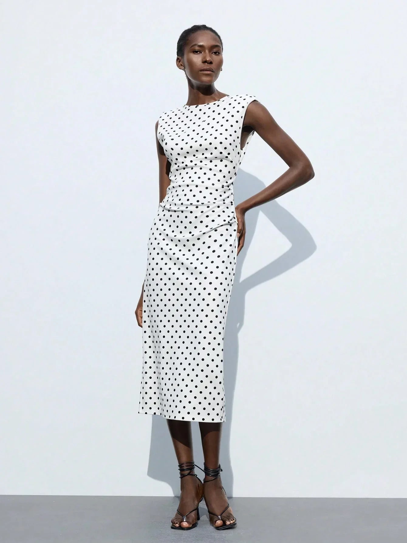 2026 Summer Women's Fashionable and Sexy Polka Dot Fitted Waist Round Neck Sleeveless Dress with Built-in Shoulder Pads