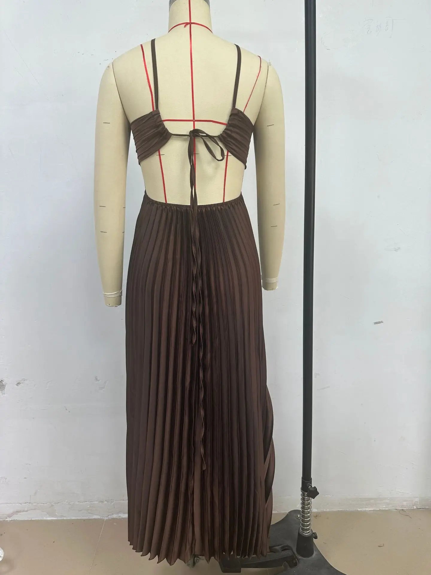 2025 New Women's Fashionable and Elegant Summer Camisole Beach Vacation Long Dress Elegant Backless Pleated Long Dress