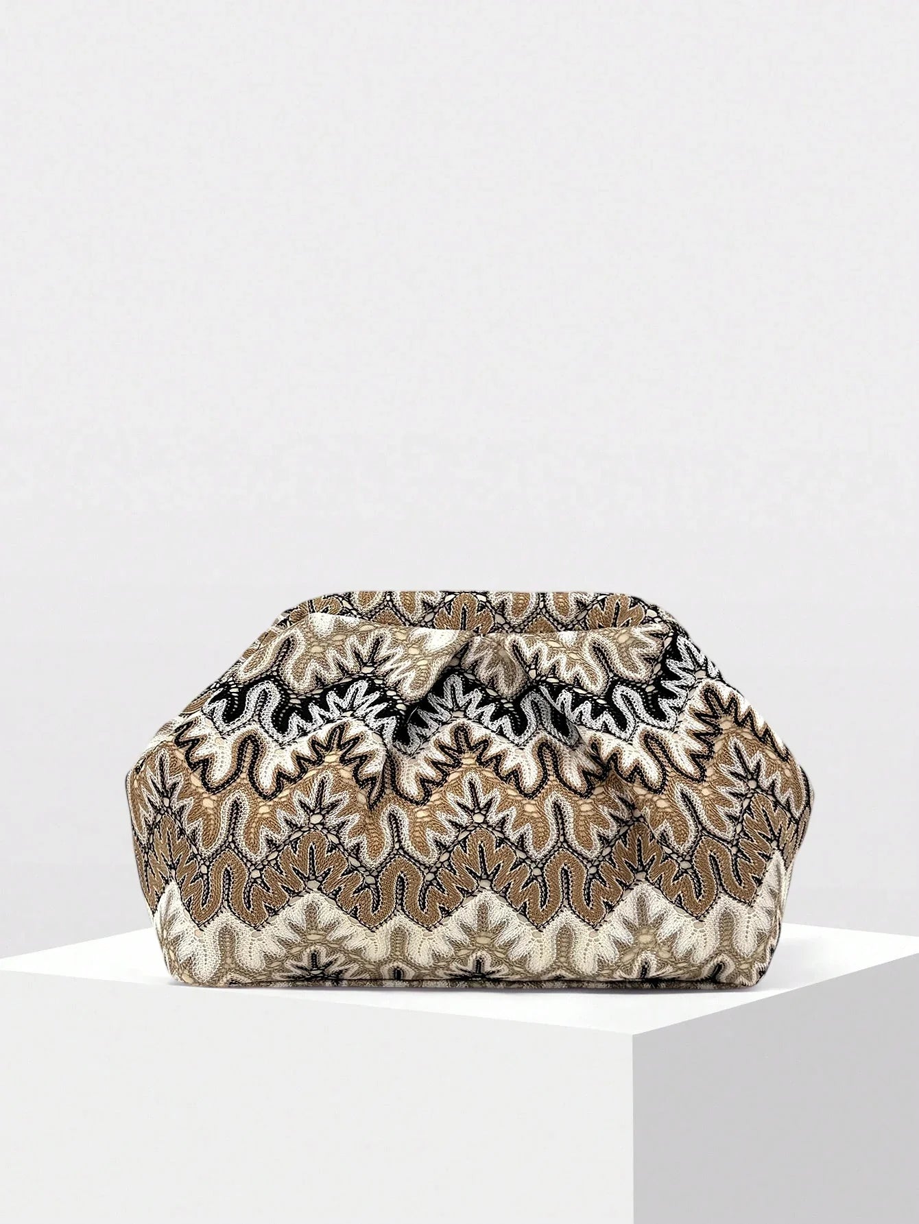 2026 New Bohemian Style Jacquard Clutch Bag for Women, Vintage Wave Pattern Embroidered Pleated Cloud Bag, Large Capacity Versatile Clutch for Various Occasions, Evening Bags, Commuting Dumpling Bag (Pattern Random)