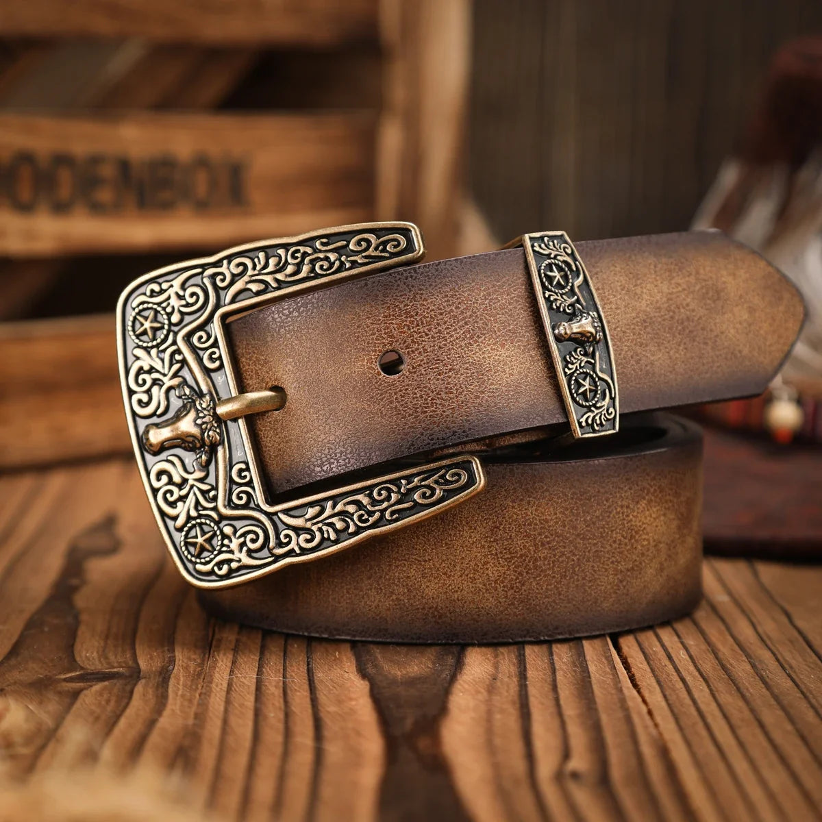 A casual, individual and retro belt, a Western-style clothing accessory, metal buckle, PU belt, suitable for both men and women