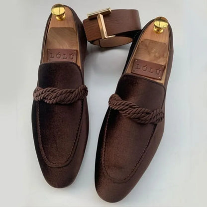 British Style Men Loafers Fashionable Classic Suede Deerskin Casual Dress Brooch Twisted Personality Small Leather Shoes 38-48