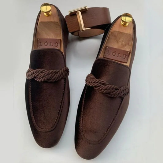 British Style Men Loafers Fashionable Classic Suede Deerskin Casual Dress Brooch Twisted Personality Small Leather Shoes 38-48