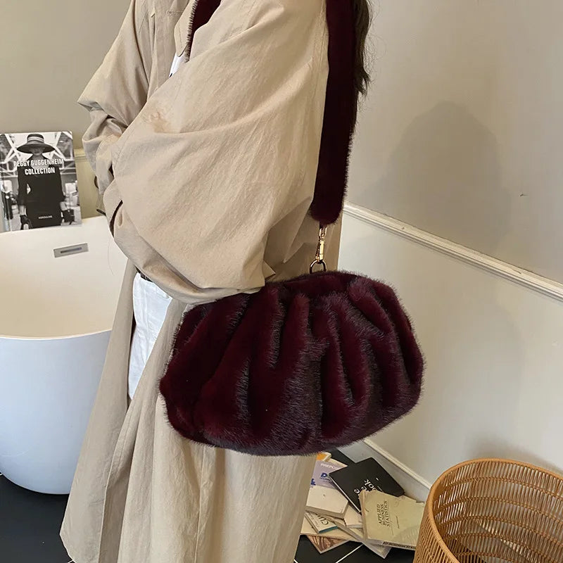 New Womens Shoulder Bag Fluffy Crossbody Bag Vintage Faux Fur Cloud Purse for Autumn Winter Commuting Simplified Storage Bags