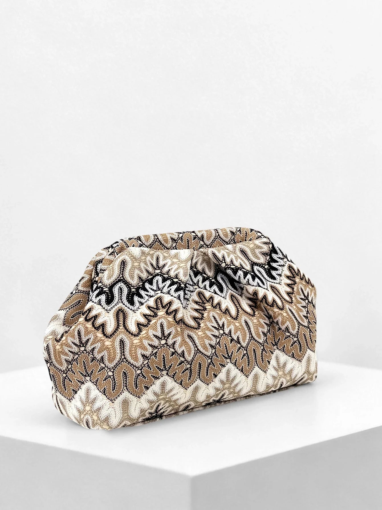 2026 New Bohemian Style Jacquard Clutch Bag for Women, Vintage Wave Pattern Embroidered Pleated Cloud Bag, Large Capacity Versatile Clutch for Various Occasions, Evening Bags, Commuting Dumpling Bag (Pattern Random)
