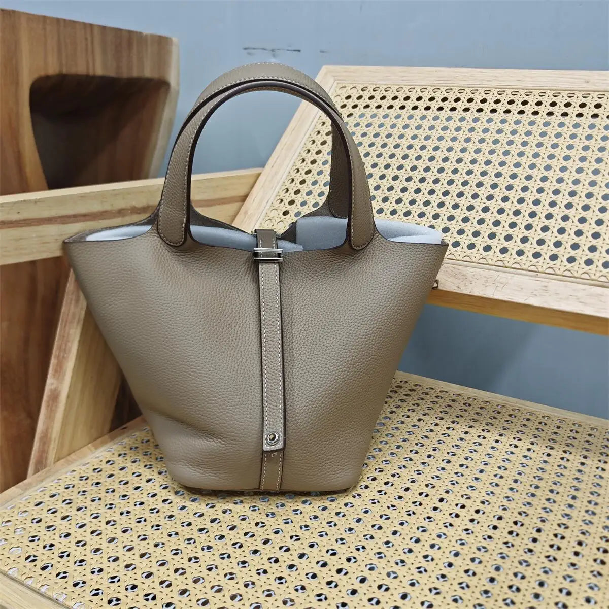 Top Layer Cowhide Leather Handbag European Sle Buet Bag Fre Vegetable Basket Ladies Handbag Soft Handle Casual Faion
