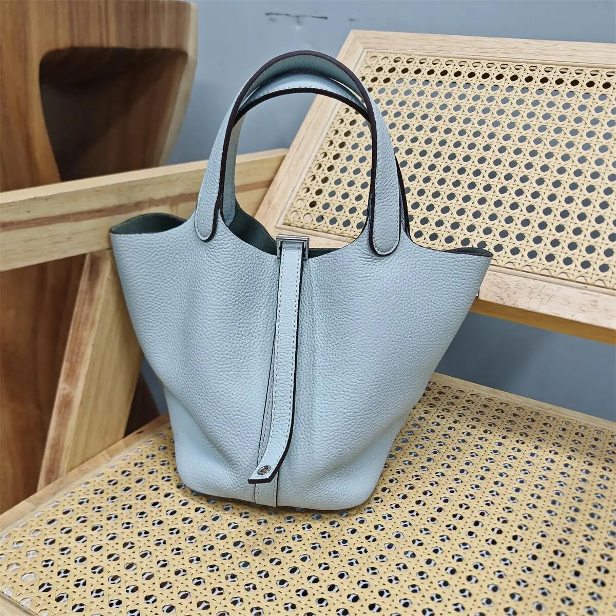 Top Layer Cowhide Leather Handbag European Sle Buet Bag Fre Vegetable Basket Ladies Handbag Soft Handle Casual Faion