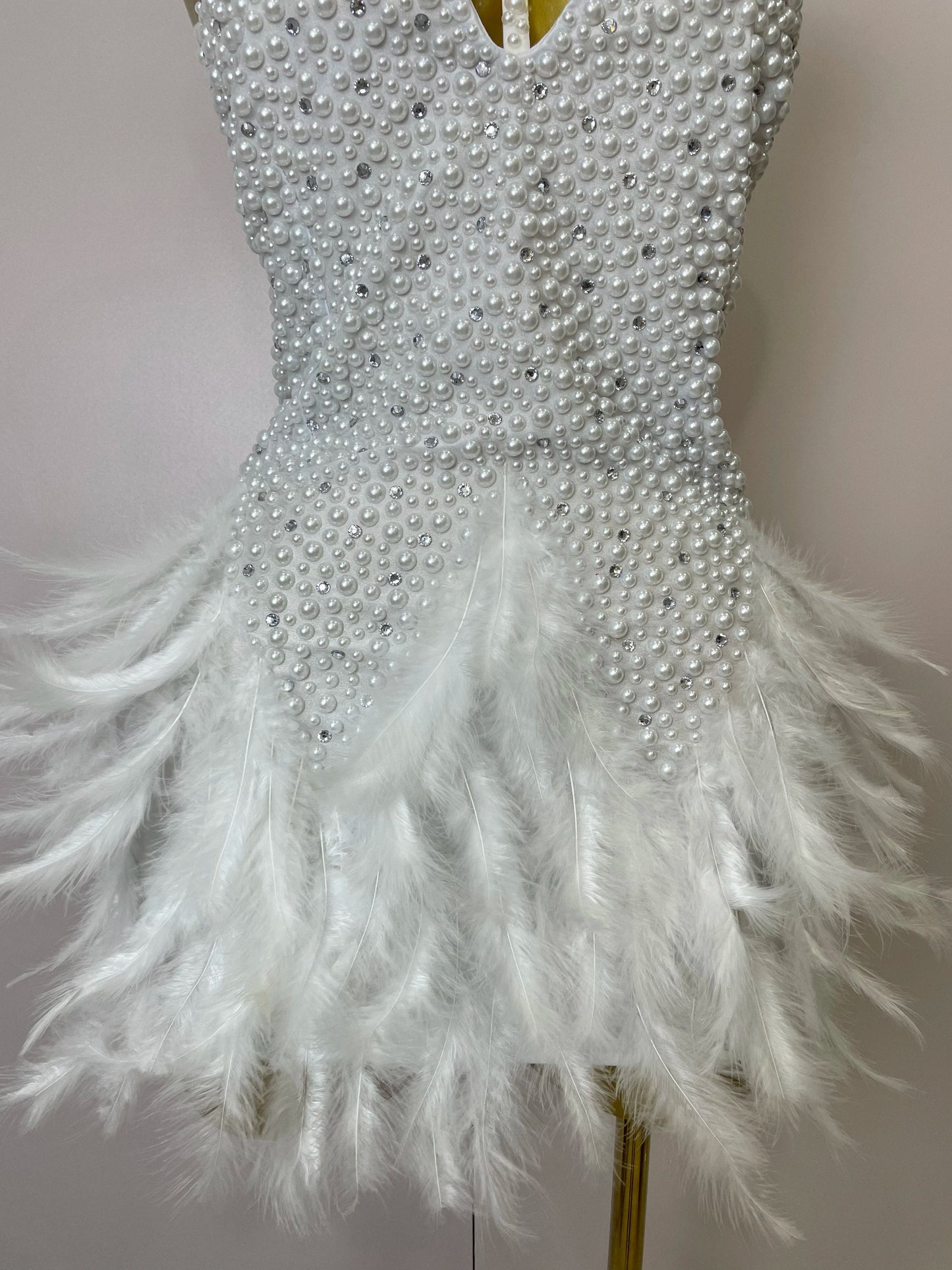 Women Luxury Rhinestones Pearls Feathers Halter Backless Short Dress Women Sexy Celebrate Birthday Dress Nightclub Stage Costume