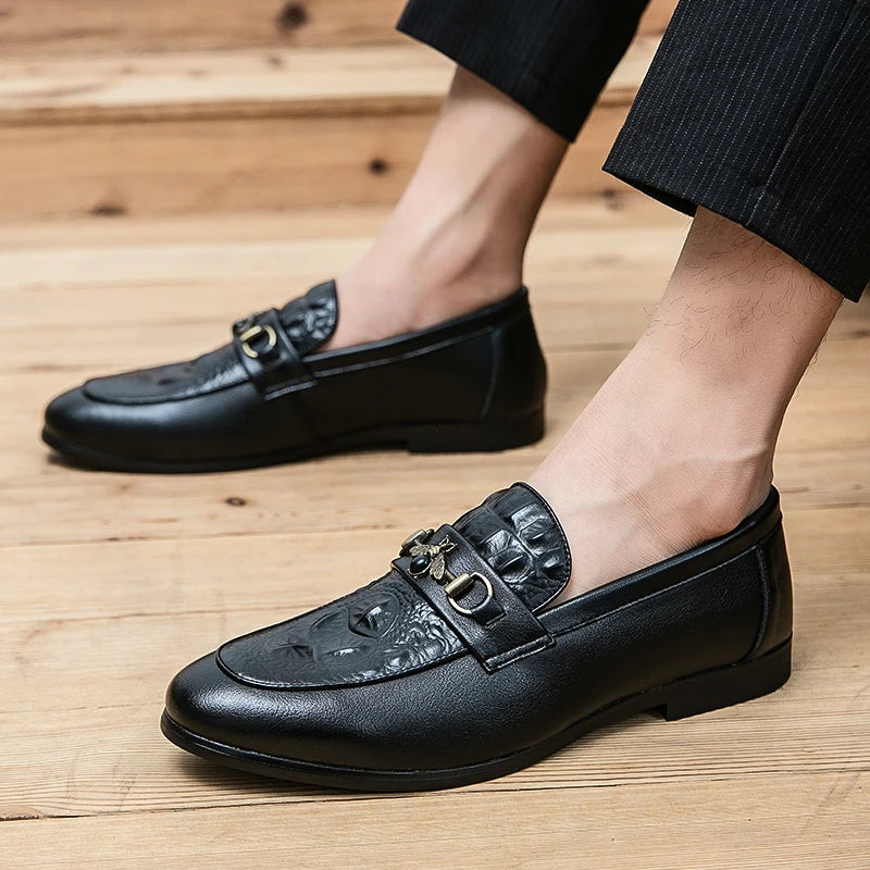 Pointed casual leather shoes for men Korean trend British style loafers small bee leather business dress slip-on feet