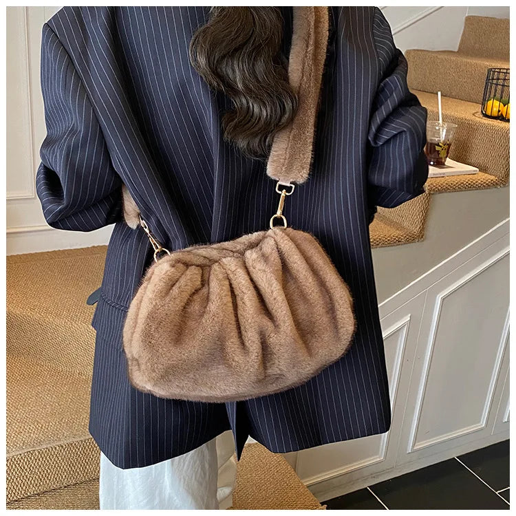 New Womens Shoulder Bag Fluffy Crossbody Bag Vintage Faux Fur Cloud Purse for Autumn Winter Commuting Simplified Storage Bags