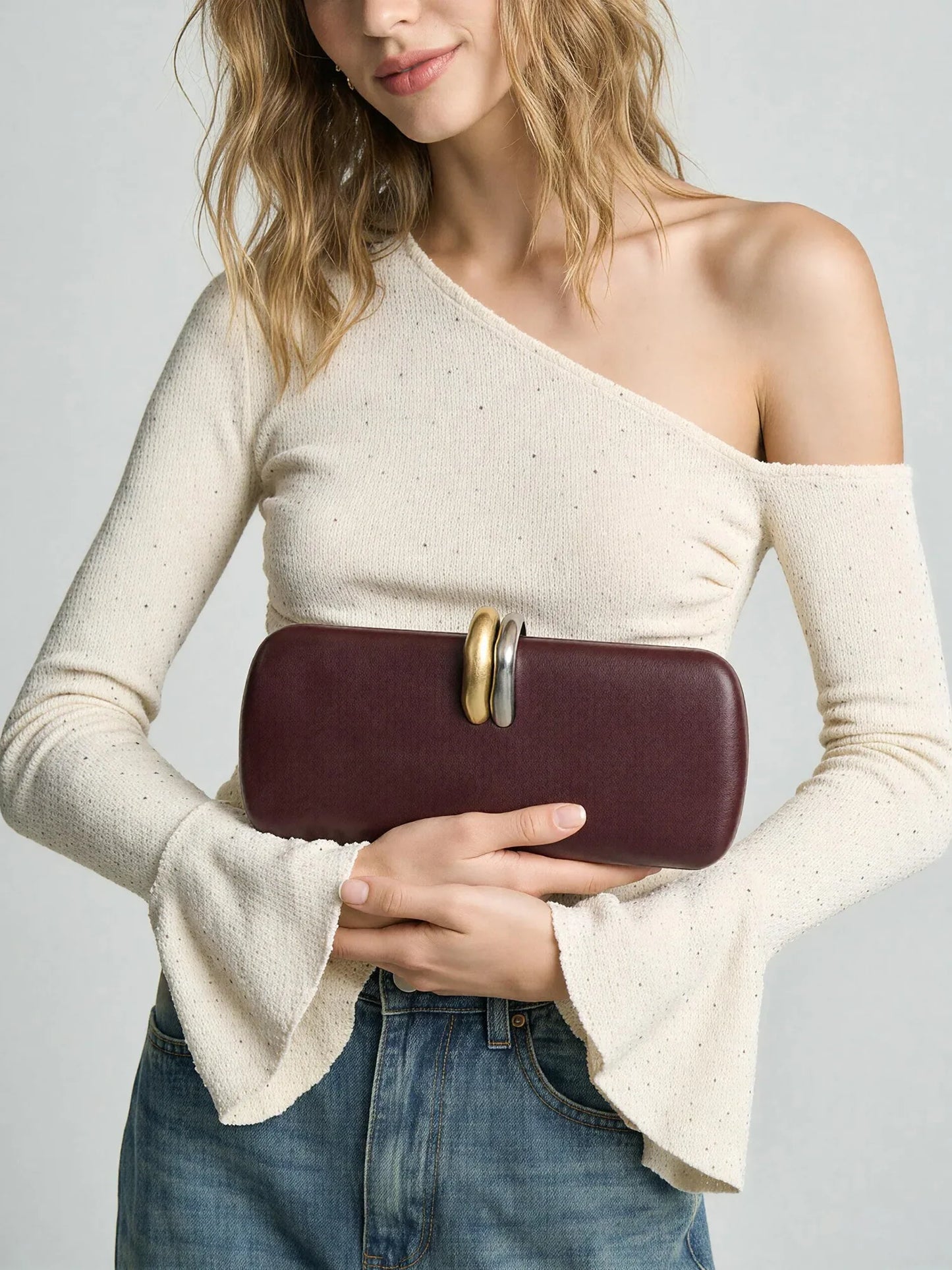 Stylish and luxurious design womens clutch evening bag shoulder bag/crossbody bag with chain suitable for weddings and parties.