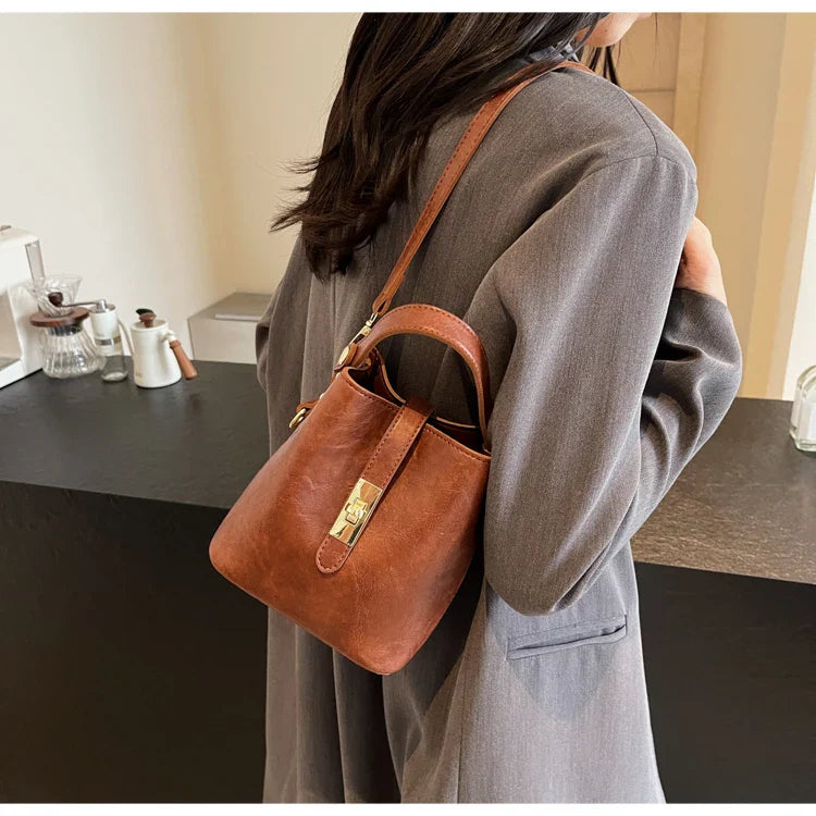 Retro small bag women 2024 new autumn/winter messenger bag fashion HOT portable bucket bag