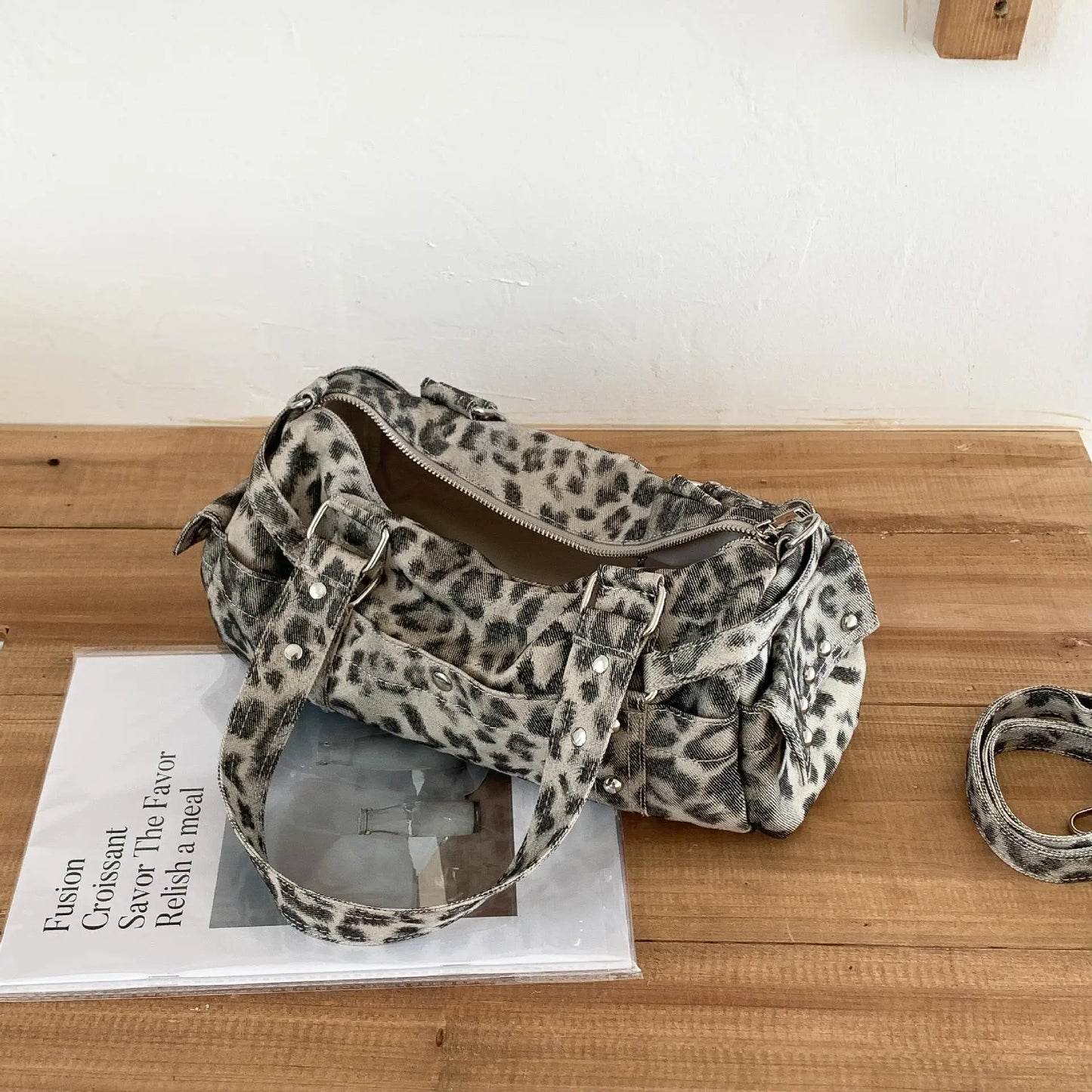 Vintage Leopard Rivet Motorcycle Handbag Barrel Shaped Boston Casual Messenger Bags for Female Shoulder Bag Fashion Ladies Totes