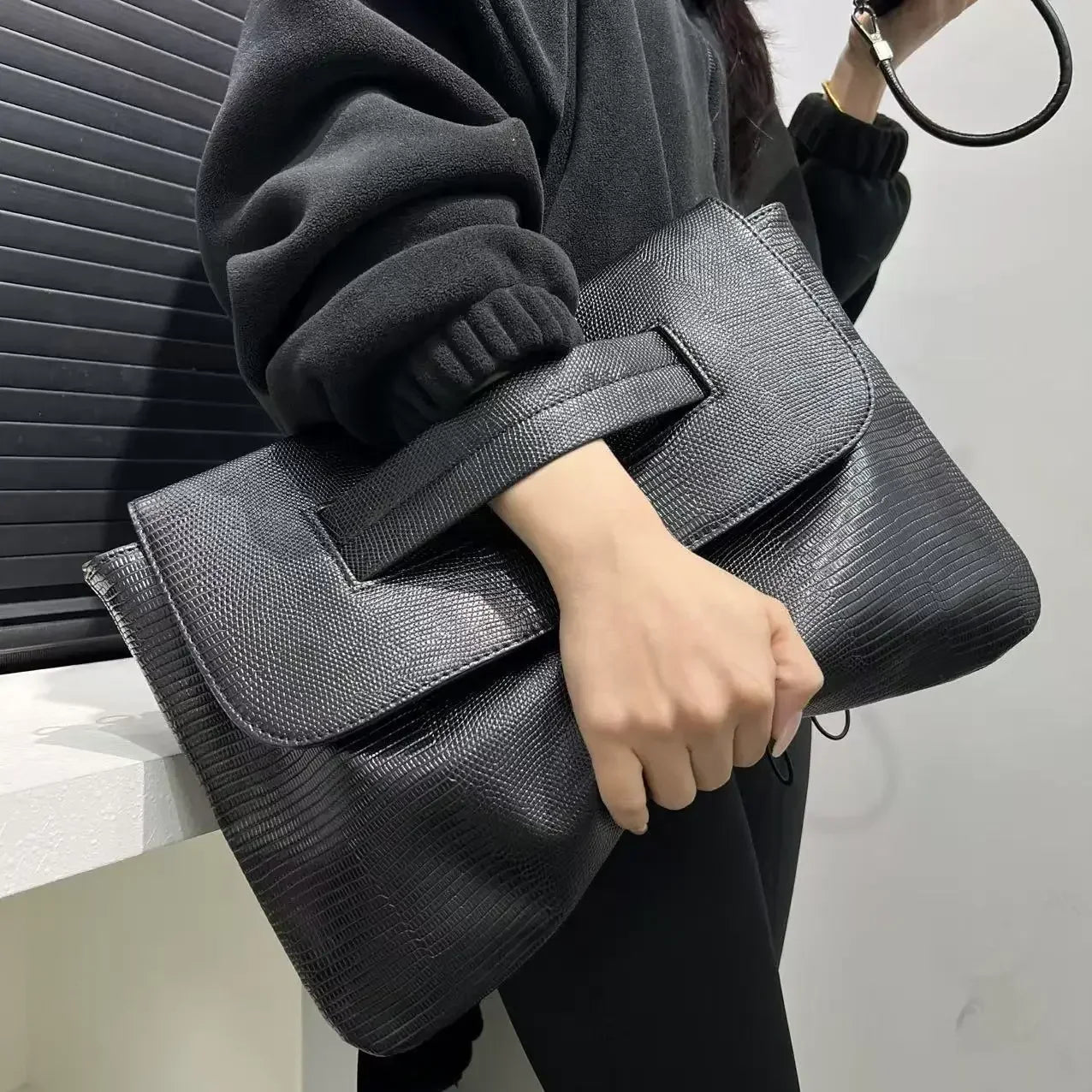 Ladies' fashionable retro snake patterned handbag with high capacity and detachable shoulder strap, single shoulder bag
