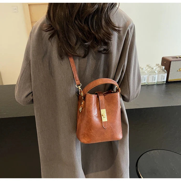 Retro small bag women 2024 new autumn/winter messenger bag fashion HOT portable bucket bag