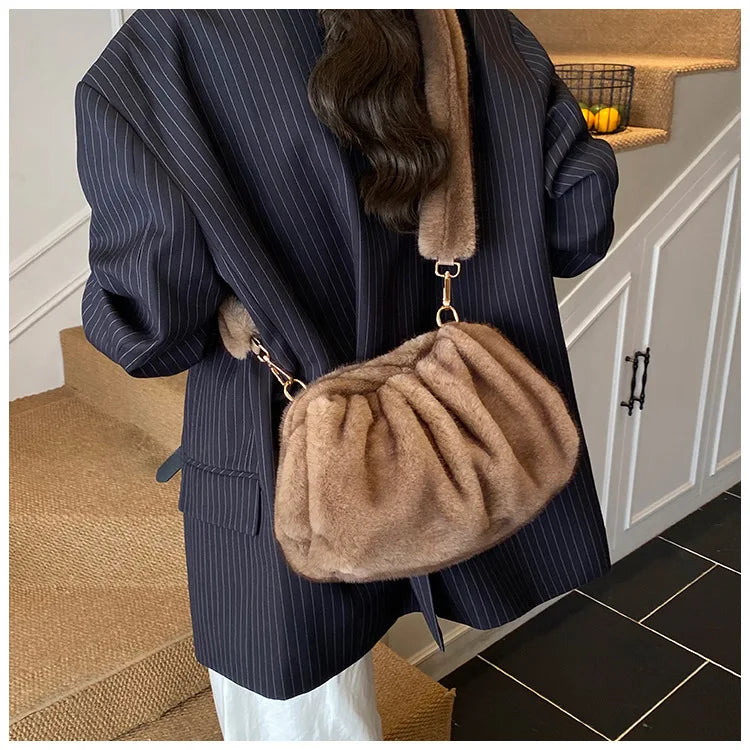 New Womens Shoulder Bag Fluffy Crossbody Bag Vintage Faux Fur Cloud Purse for Autumn Winter Commuting Simplified Storage Bags