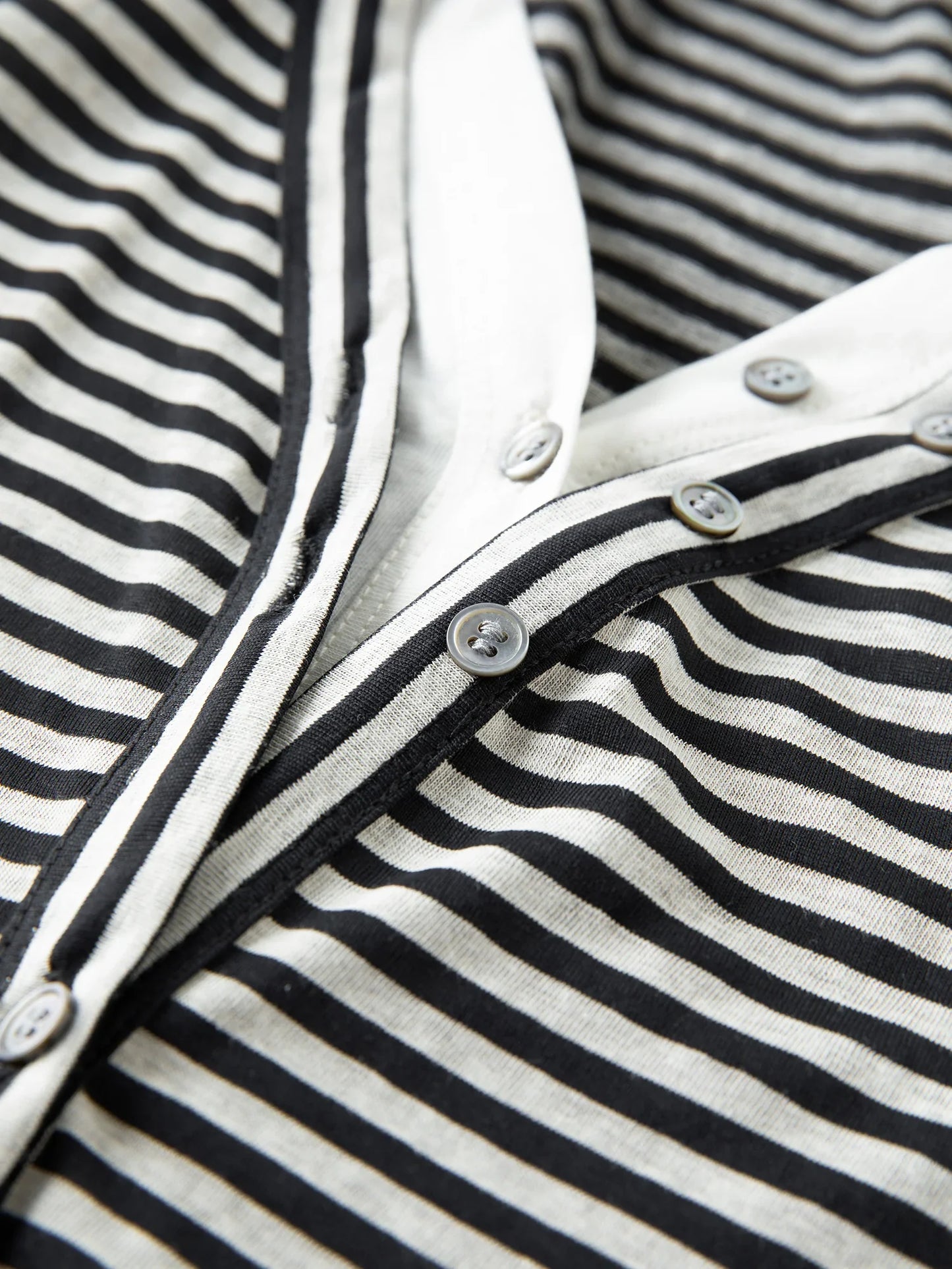 2025 New Fake Two-piece Black White Striped V-neck Retro Long-sleeved T-shirt Women's Autumn 2025 New Chic Tops 25FS13227