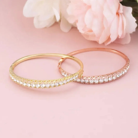 Jonc rond orné de cristaux de qualité supérieure pour femme, en laiton plaqué or rose 18 carats
