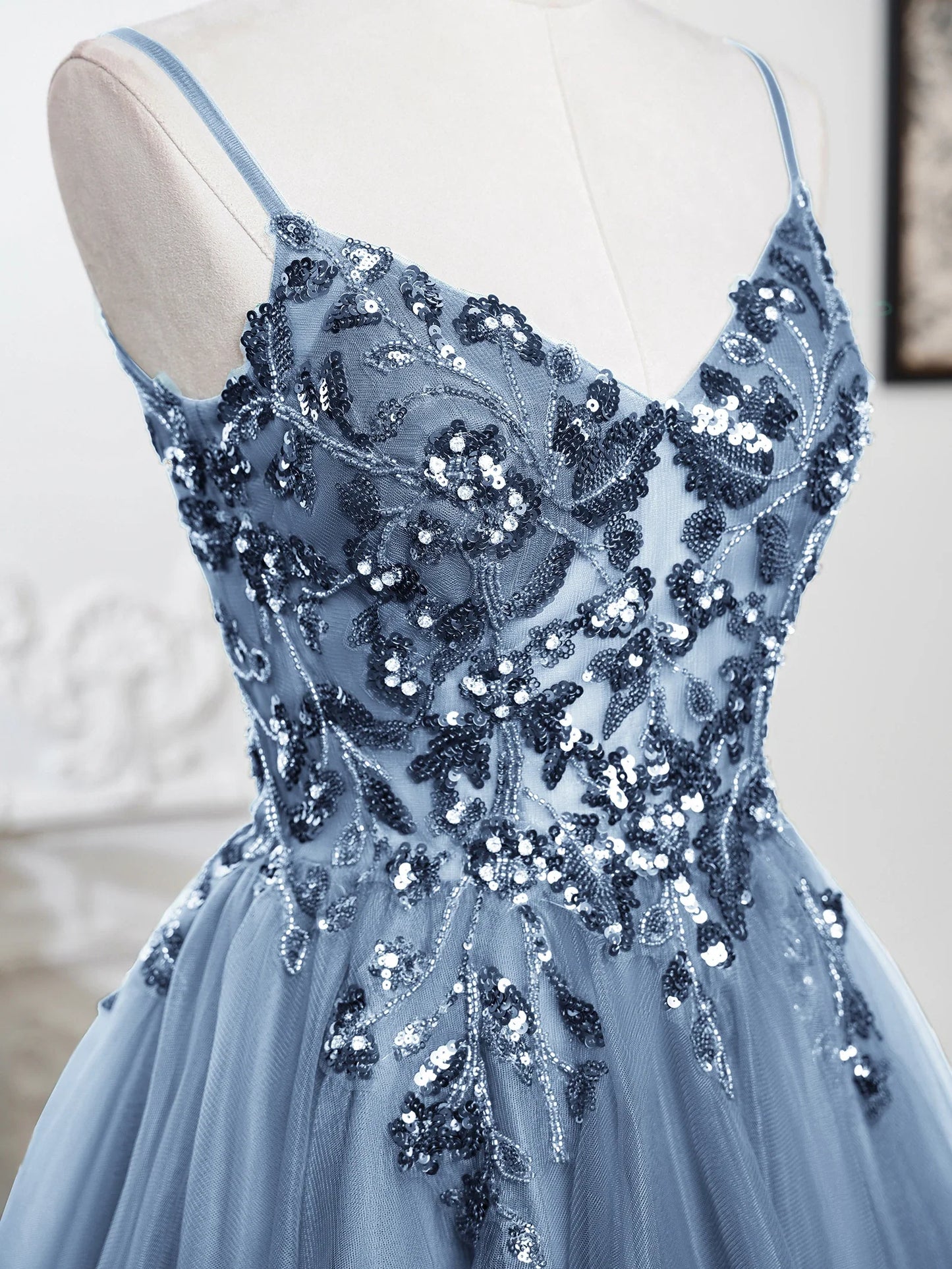 Sling Evening Dresses Sexy Spaghetti Straps V-Neck Illusion Sequins Appliques Prom Dress A-Line Train High Split Gowns