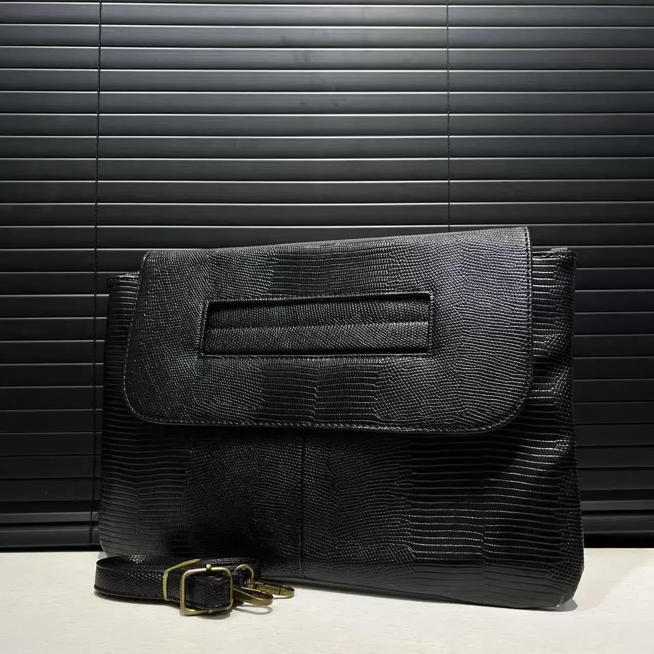 Ladies' fashionable retro snake patterned handbag with high capacity and detachable shoulder strap, single shoulder bag