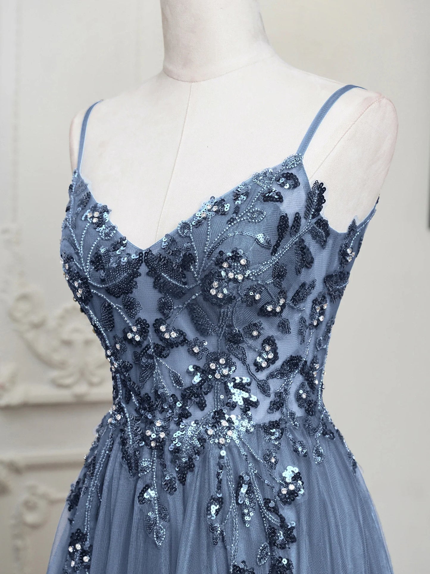 Sling Evening Dresses Sexy Spaghetti Straps V-Neck Illusion Sequins Appliques Prom Dress A-Line Train High Split Gowns