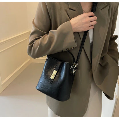 Retro small bag women 2024 new autumn/winter messenger bag fashion HOT portable bucket bag