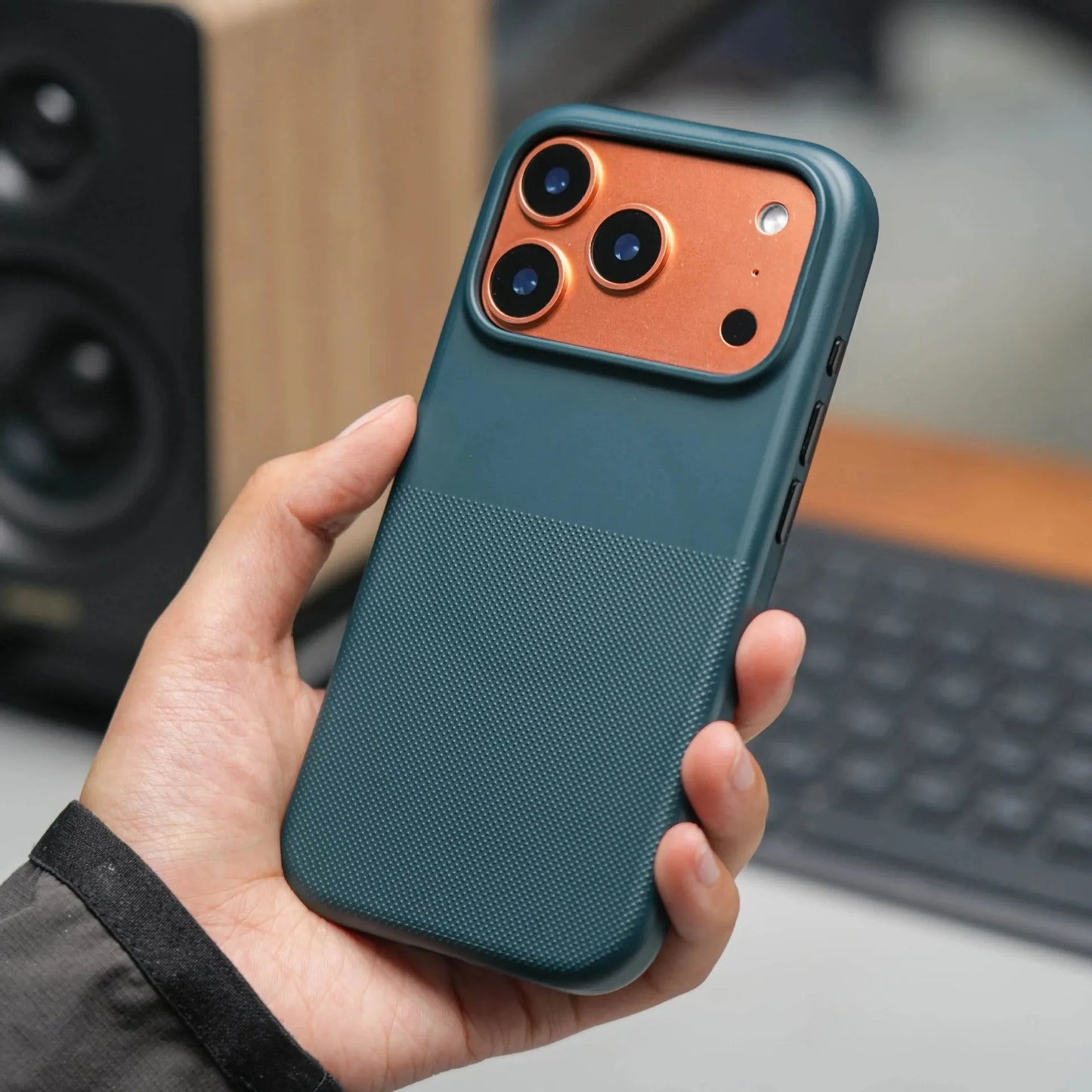 جراب هاتف مغناطيسي مضاد للسقوط بنمط نقطي بملمس طبيعي لهاتف iPhone 17 Pro Max متوافق مع MagSafe مع غطاء حماية بزر التحكم بالكاميرا