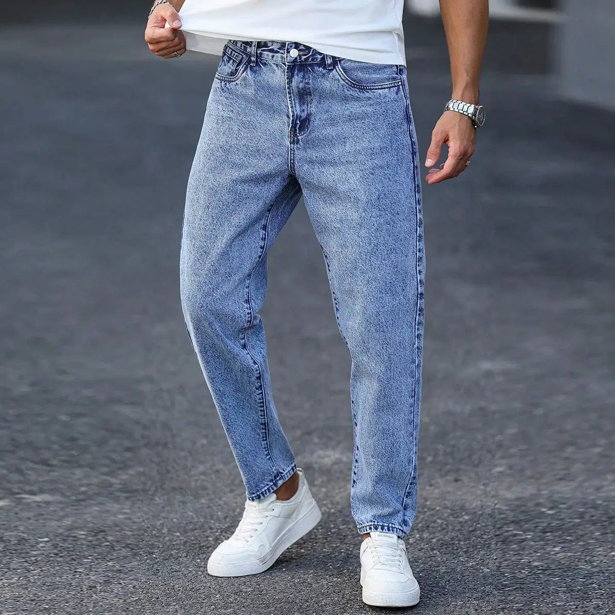 Men's light blue washed denim trousers are simple, casual and fashionable, slim-fitting to show long legs, and versatile.