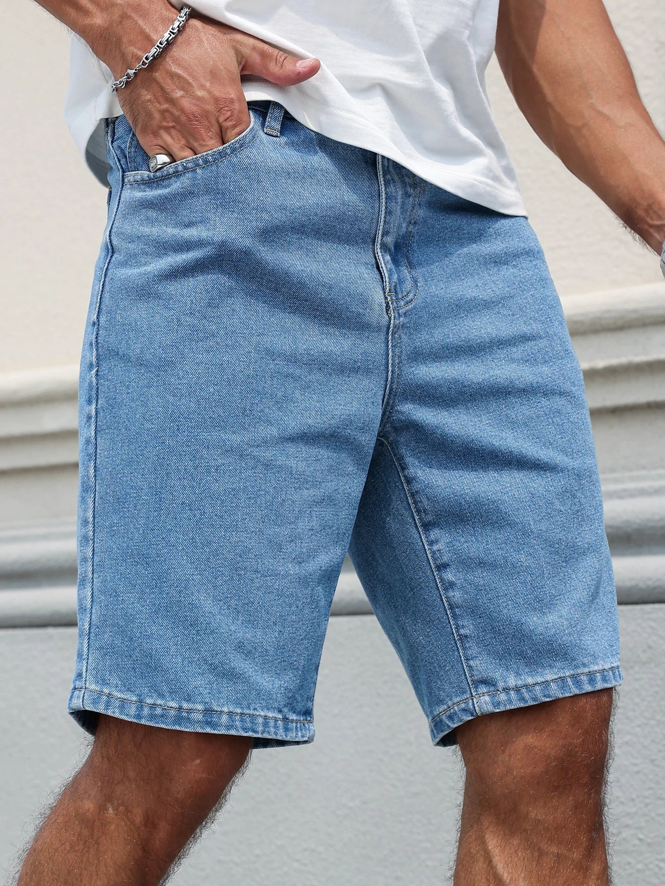 Men's Summer Denim Shorts. A Common Item in Summer. Simple in Style. Suitable for Casual Outings and Trips.