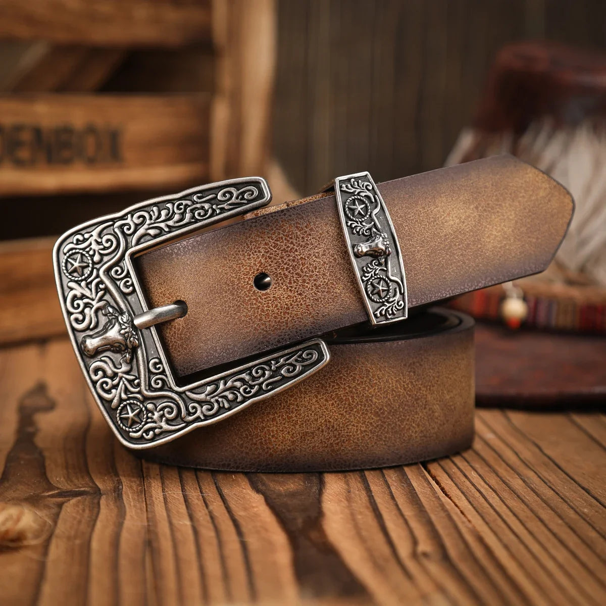 A casual, individual and retro belt, a Western-style clothing accessory, metal buckle, PU belt, suitable for both men and women
