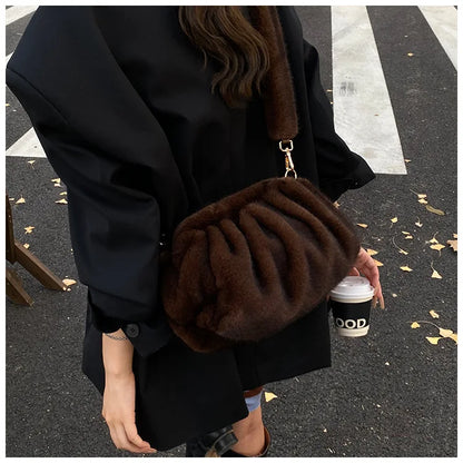 New Womens Shoulder Bag Fluffy Crossbody Bag Vintage Faux Fur Cloud Purse for Autumn Winter Commuting Simplified Storage Bags