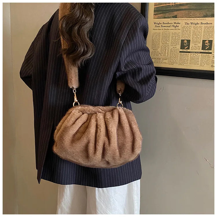 New Womens Shoulder Bag Fluffy Crossbody Bag Vintage Faux Fur Cloud Purse for Autumn Winter Commuting Simplified Storage Bags